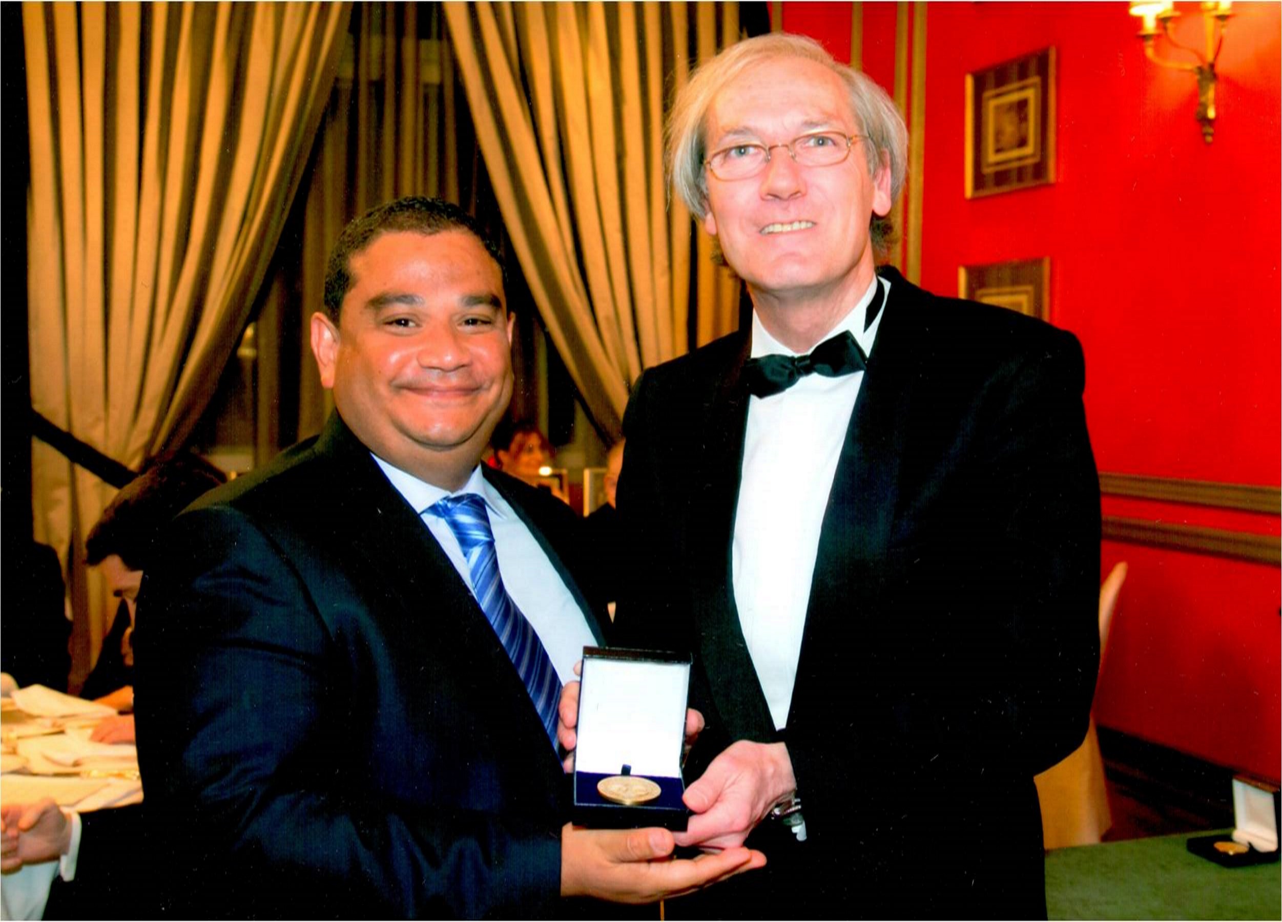 Entrega del Premio Foro Europa 2001 al abogado Alejandro Montero Zamora.